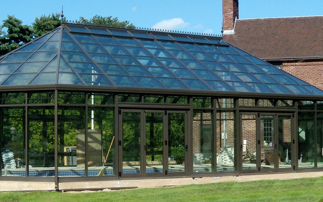 Стационарный стеклянный павильон над бассейном с алюминиевым каркасом, пристроенный к дому, в Шахтах